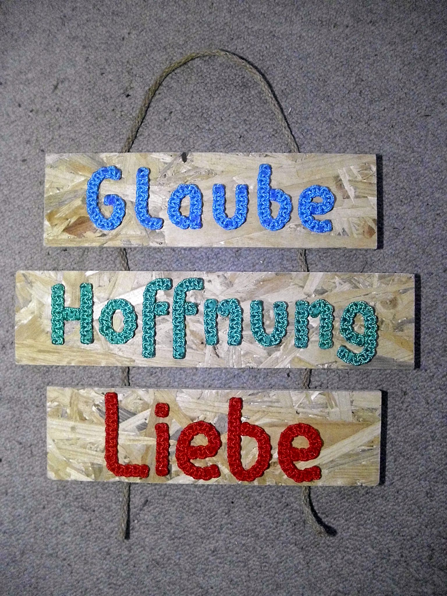 GLAUBE HOFFNUNG LIEBE, Spruchholzkombination, geknotete Schrift auf Holz, ca. 33 x 40 cm, 45,- €, Best. Nr. 037